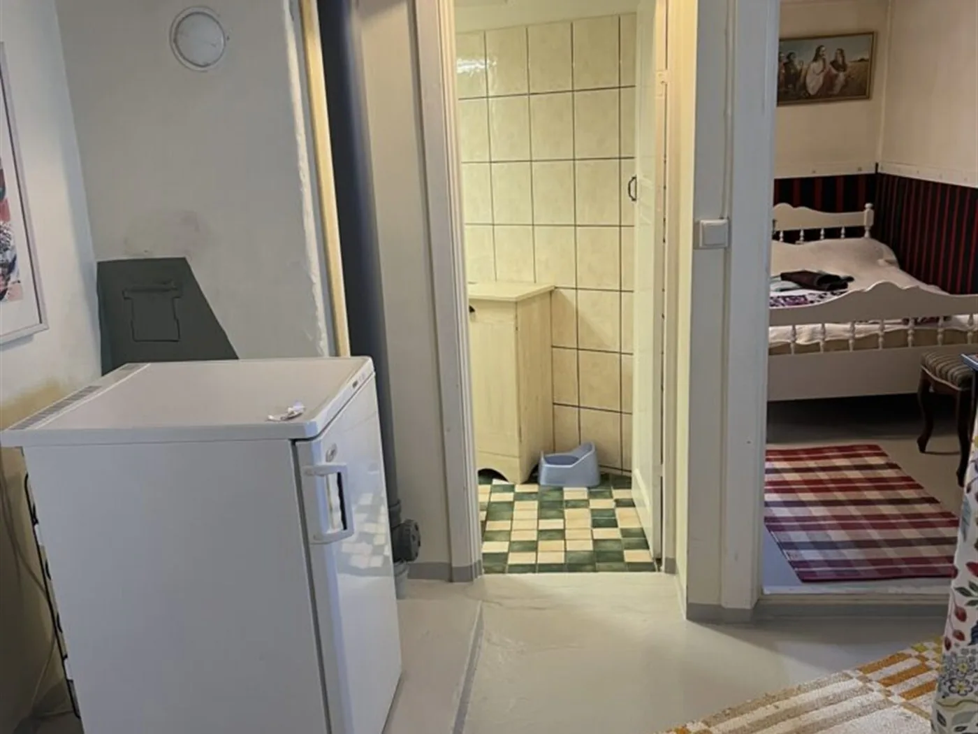 Hall med ingång till badrum och sovrum
