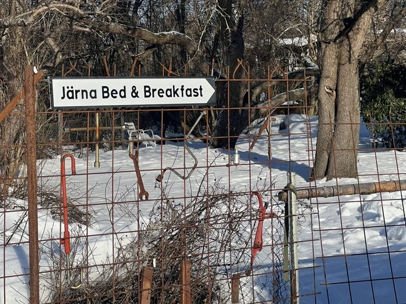 Skylt vid entrén till Järna Bed & Breakfast