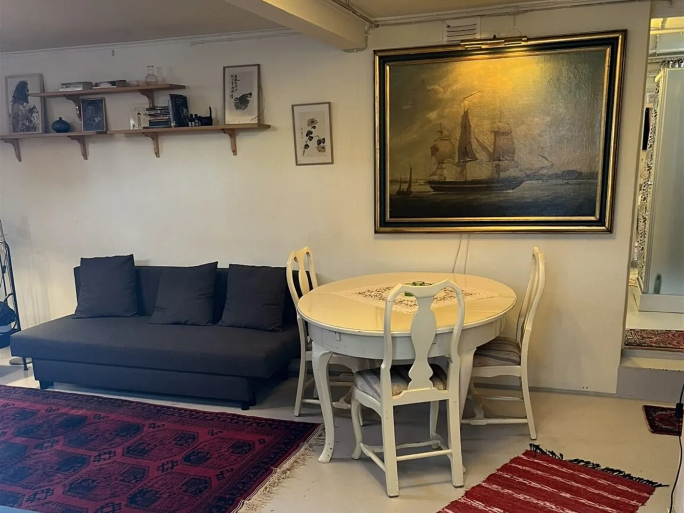 Vardagsrum och matplats i lägenheten på Järna Bed & Breakfast