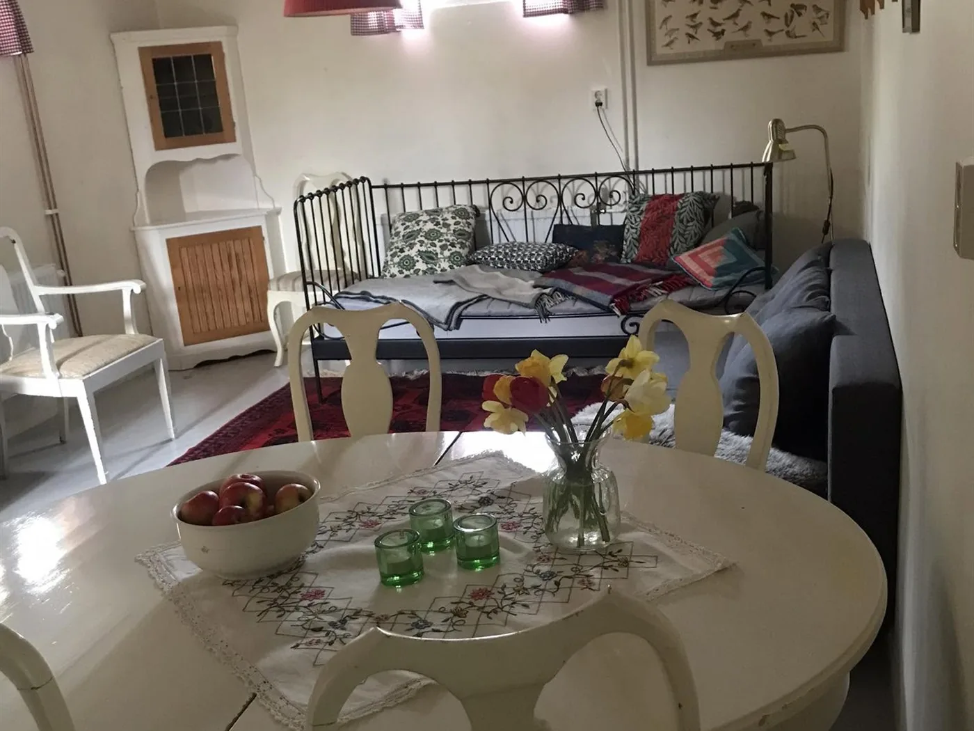 Matplats och sällskapsyta i gästrummet
