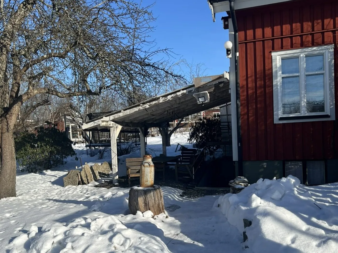Vintervy över huset och uteplatsen